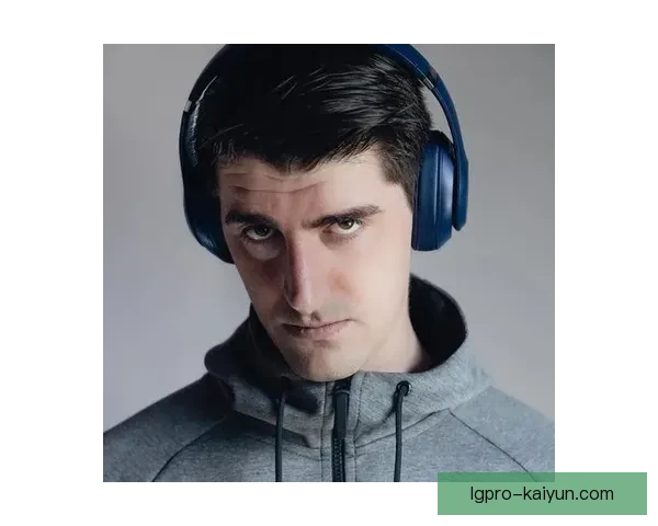 库尔图瓦转会总和纪录持续引发市场关注，分析其对未来转会动向的影响。