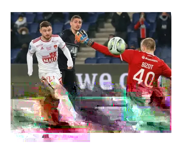 马尔基尼奥斯在新赛季表现稳健，成为巴黎圣日耳曼防线核心人物